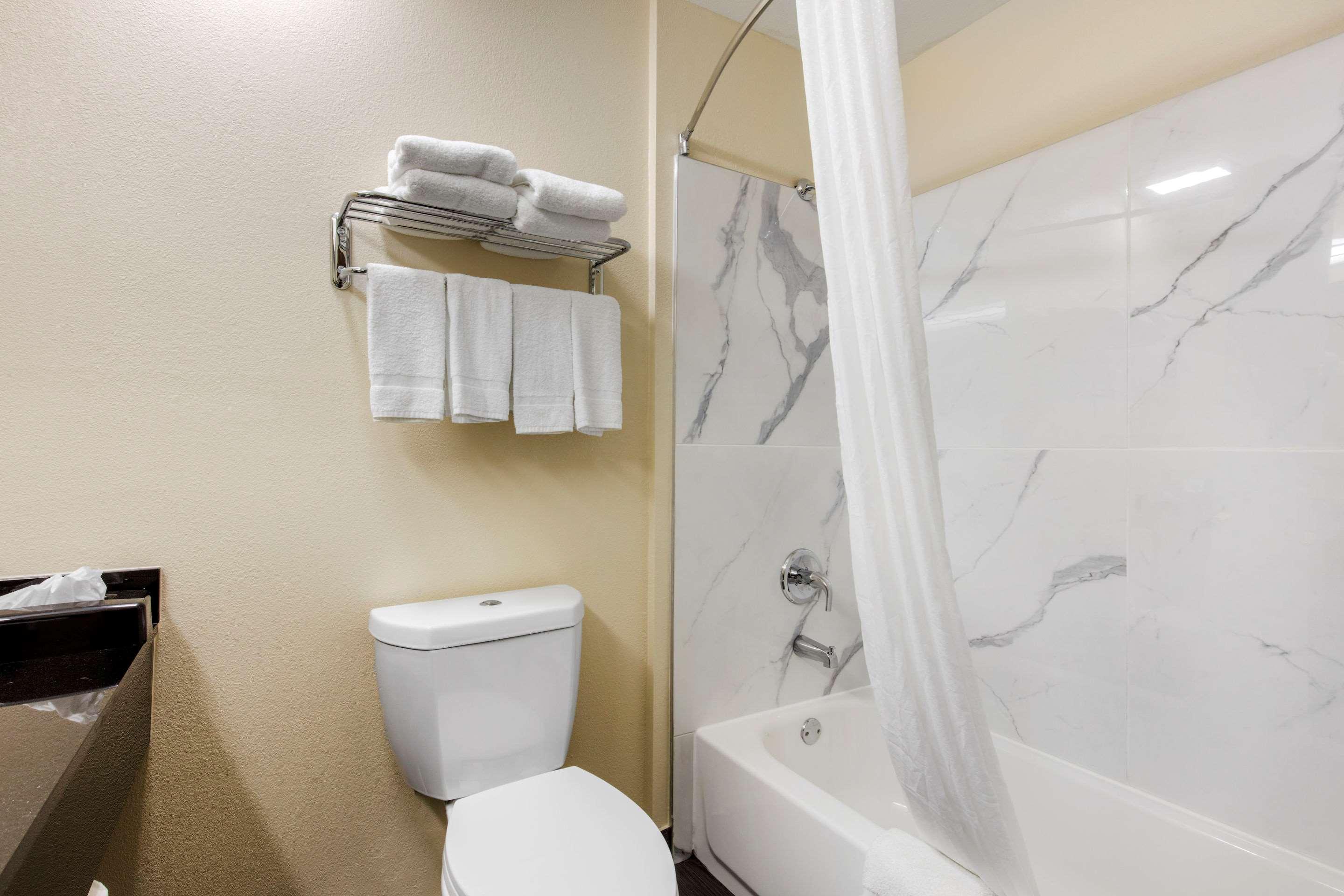 Quality Inn Cadiz Exterior photo