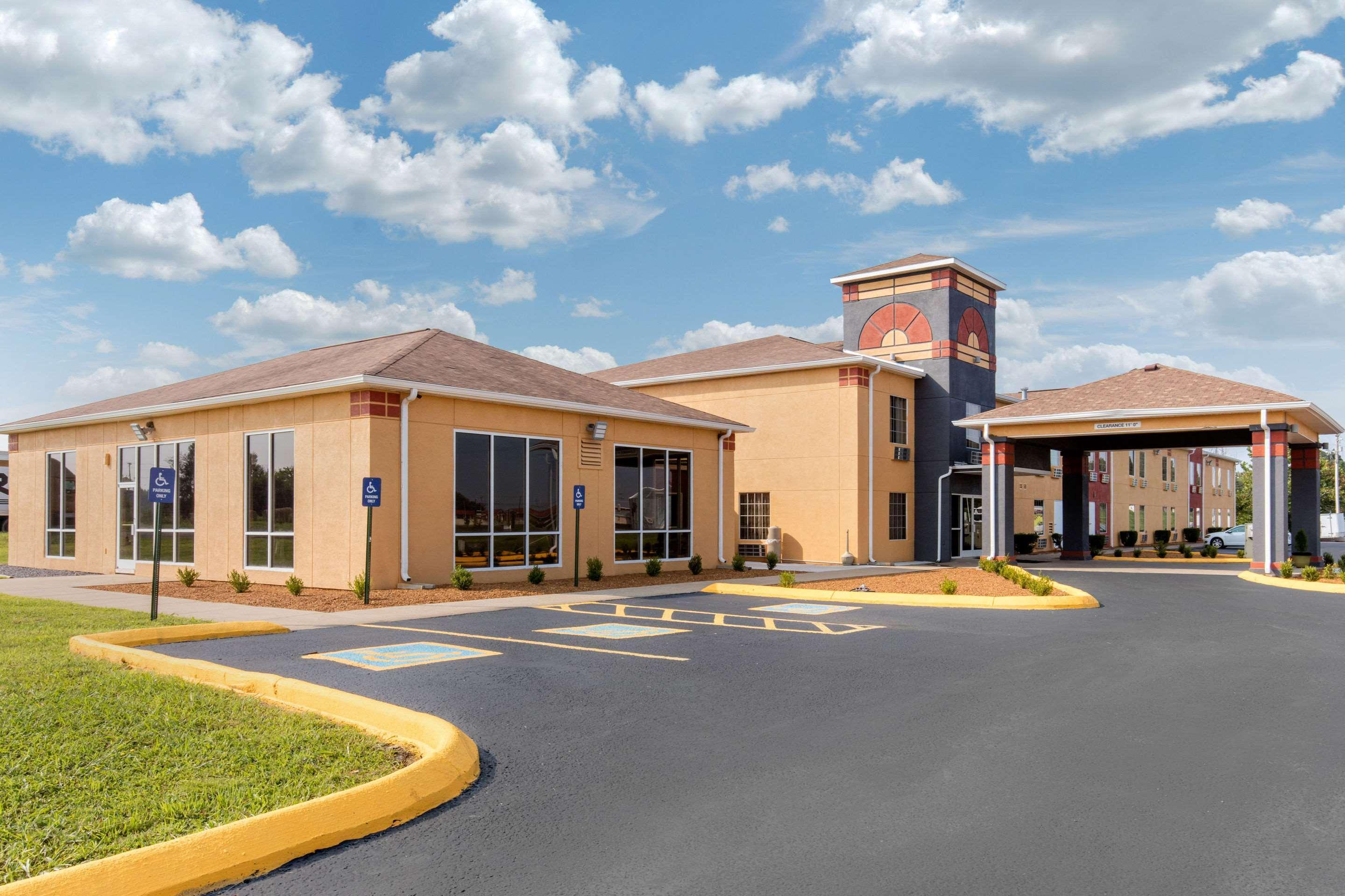 Quality Inn Cadiz Exterior photo