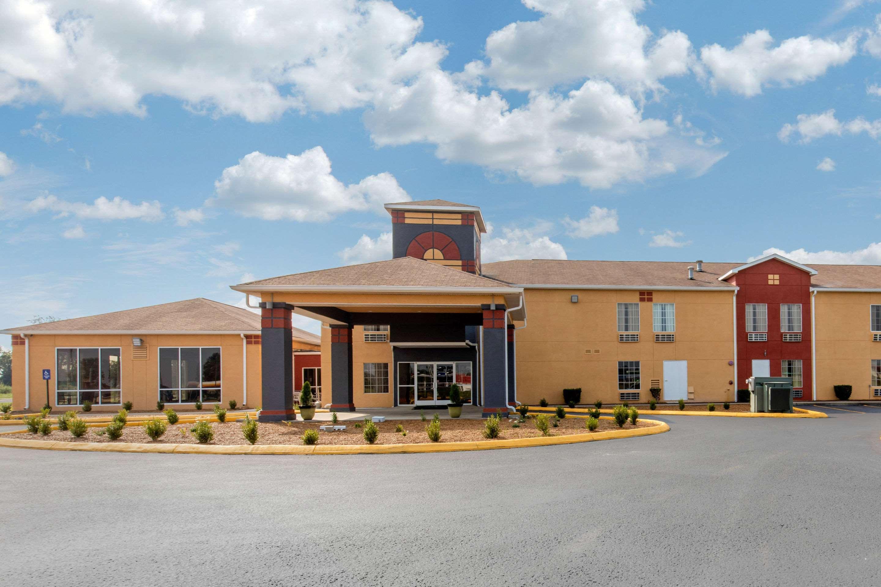 Quality Inn Cadiz Exterior photo