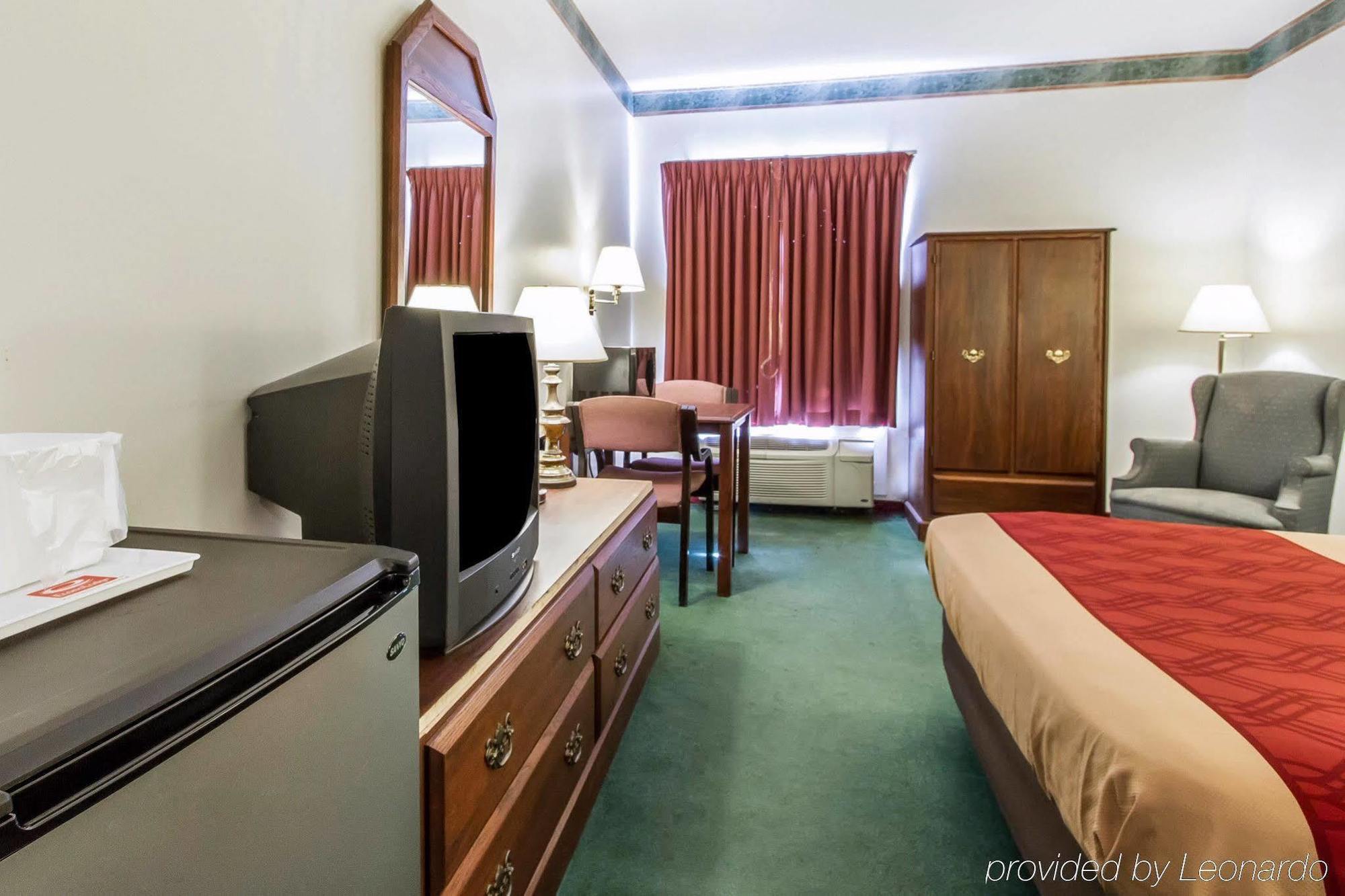 Quality Inn Cadiz Exterior photo